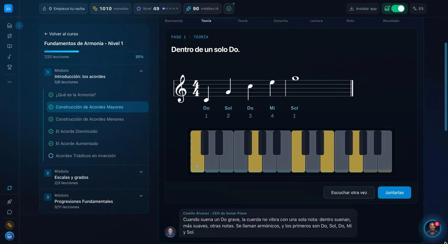 Clase de acordes mayores: partitura, teclado con las teclas marcadas y el profe explicando